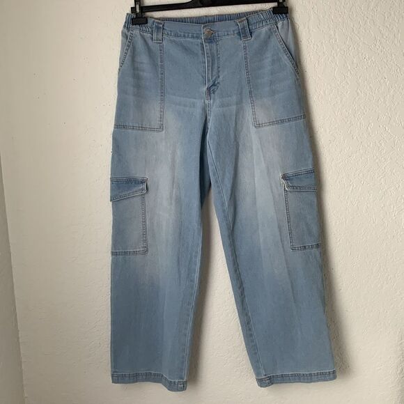 Almost Famous Denim Cargo Relaxed Fit Light Wash Women’s Pants Size L - Picture 1 of 10